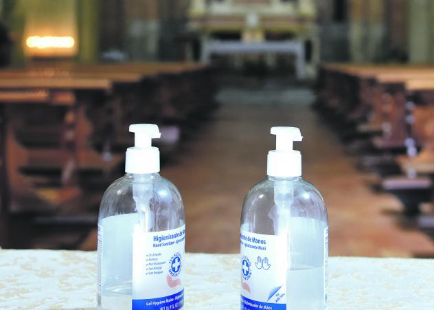 Hygiene-Maßnahmen in Kirchen. Foto: thauwald-pictures – stock.adobe.com Kirche, Corona, Hygiene