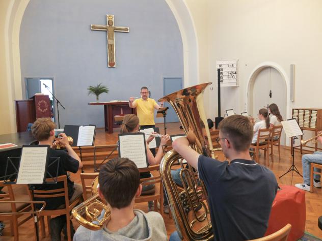 Sebastian Schöne unterrichtet junge Blechbläser im Johanneshaus der Kirchgemeinde Johannes-Kreuz-Lukas in Dresden. Sebastian Schöne unterrichtet junge Blechbläser im Johanneshaus der Kirchgemeinde Johannes-Kreuz-Lukas in Dresden.