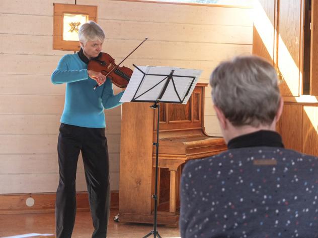 Dorothee Eychmüller spielt bei „Musik und Wort zur Mittagszeit“ in der Zionskirche Stücke auf der Violine. Dorothee Eychmüller spielt bei „Musik und Wort zur Mittagszeit“ in der Zionskirche Stücke auf der Violine.