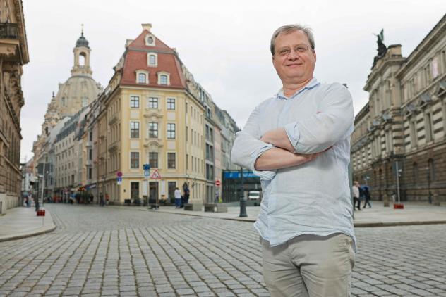 Torsten Kulke eingangs des Dresdner Neumarkts, im Hintergrund die Frauenkirche. Foto: Dirk Sukow Torsten Kulke eingangs des Dresdner Neumarkts, im Hintergrund die Frauenkirche. Foto: Dirk Sukow