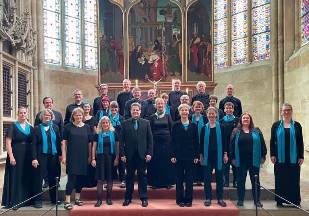 Der Chor »Meißner Kantorei 1961« am Ursprungsort seiner Entstehung im Dom zu Meißen. 1961 hatten dort Chorsänger für ein Projekt miteinander geprobt. Daraus ist die Kantorei entstanden.