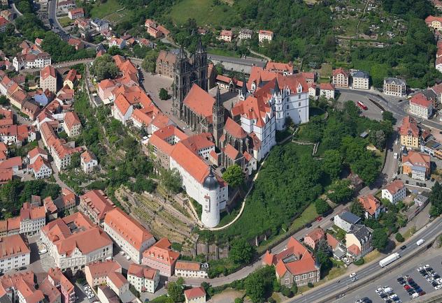 Luftbild des Meißner Doms auf dem Burgberg © Carsten Steger, CC BY-SA 4.0, https://commons.wikimedia.org/w/index.php?curid=147120226