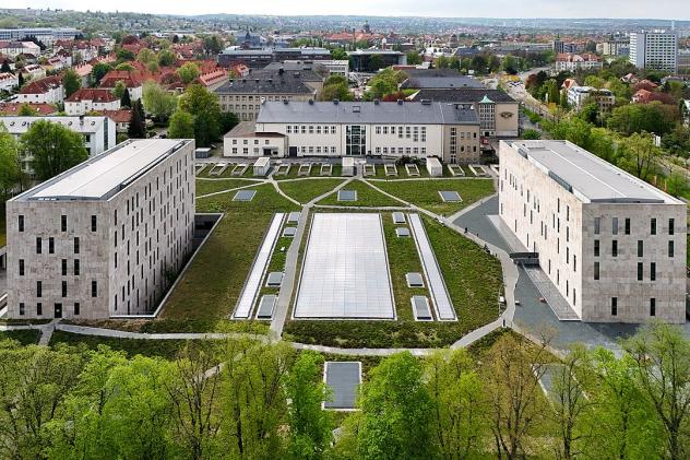 SLUB Dresden mit Trefftz-Bau der TU Dresden mittig im Hintergrund, 2024. Auch die Universitätsbibliothek war an der Rückgabe beteiligt.