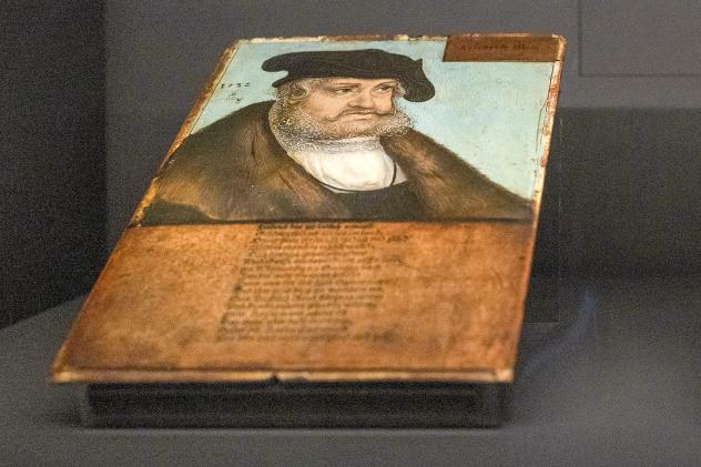 Friedrich hat Weltgeschichte geschrieben, ohne es zu wissen. Hier ist der Kurfürst auf einem Bild aus der Dauerausstellung „Cranachs Bilderfluten“ der Klassik Stiftung Weimar zu sehen. Friedrich hat Weltgeschichte geschrieben, ohne es zu wissen. Hier ist der Kurfürst auf einem Bild aus der Dauerausstellung „Cranachs Bilderfluten“ der Klassik Stiftung Weimar zu sehen.
