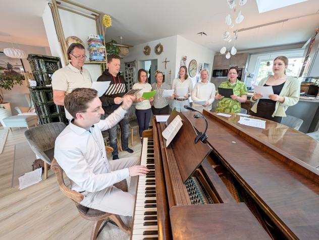 Tastenkunst statt Aktenstudium: Staatsanwalt Philip Socher mit dem Wohnzimmerchor daheim. Tastenkunst statt Aktenstudium: Staatsanwalt Philip Socher mit dem Wohnzimmerchor daheim.
