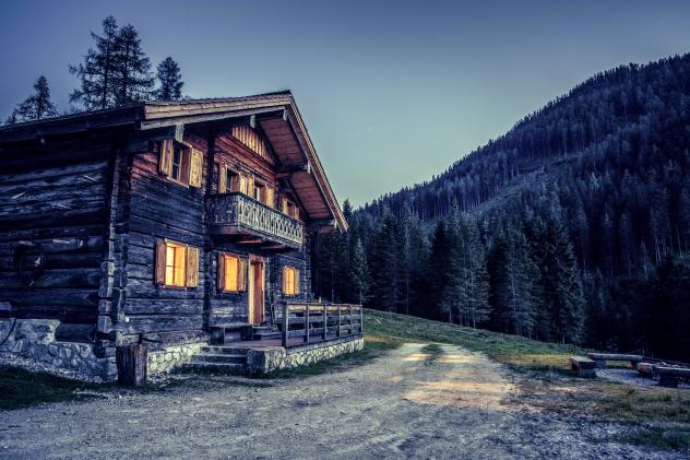 Eine Hütte ist bei Wanderungen bei schlechtem Wetter, Kälte oder Dunkelheit #%im wahrsten Sinne ein Segen. Eine Hütte ist bei Wanderungen bei schlechtem Wetter, Kälte oder Dunkelheit #%im wahrsten Sinne ein Segen.
