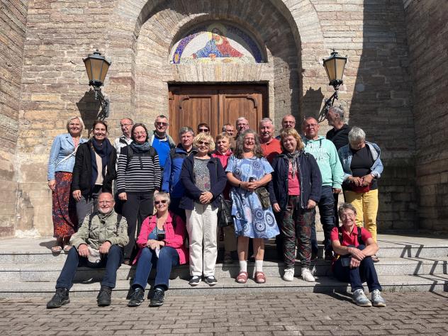 Zu Gast beim Sängerfest Tallinn. Die Gruppe an der Alexanderkirche in Narva. Zu Gast beim Sängerfest Tallinn. Die Gruppe an der Alexanderkirche in Narva.