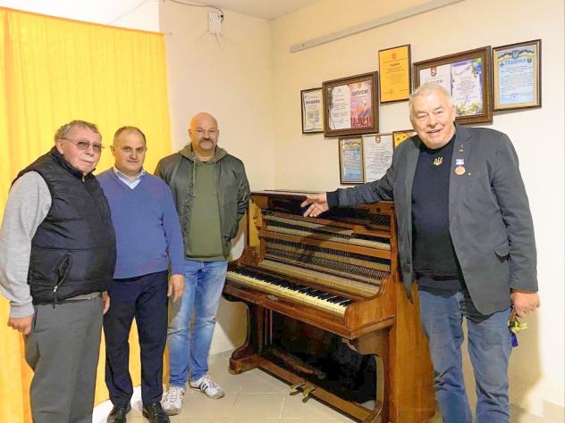 Das gespendete Piano: Rechts Vereinschef Karl-Ernst Müller Das gespendete Piano: Rechts Vereinschef Karl-Ernst Müller
