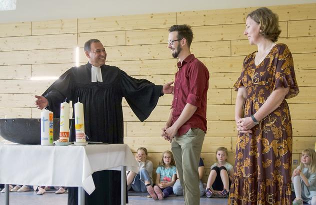 Franz Hanke (M.), Erzieher an der Evangelischen Grundschule Halle, wird von Ekkehard Steinhäuser getauft. Als Taufpatin mit dabei ist Elisabeth Lauterbach.