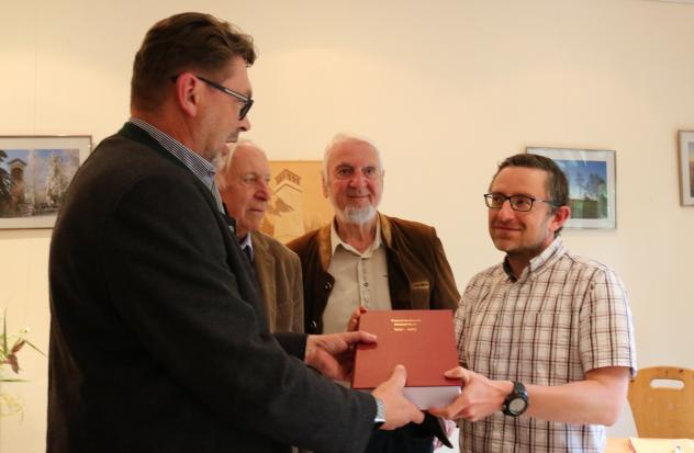 Bürgermeister Mirko Geißler (l.) und Pfarrer Kenny Mehnert (r.). Mittig die Herausgeber. Foto: Irmela Hennig