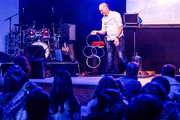 Mr. Joy alias Karsten Strohhäcker bei einer Show im Missiocamp.