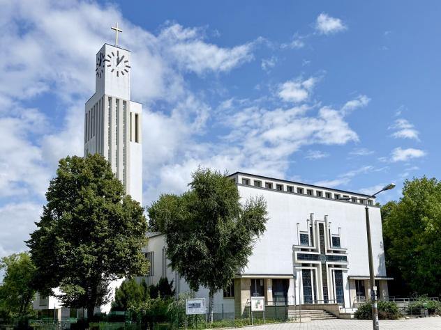 Die schneeweiße Versöhnungskirche in Leipzig-Gohlis.