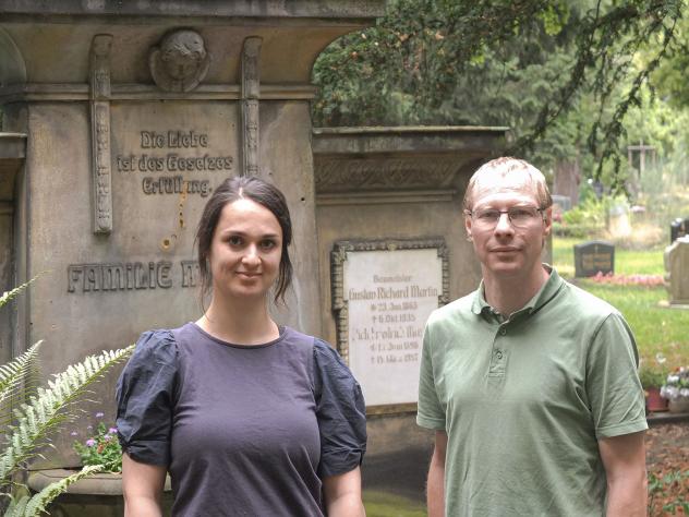 Nathalie Reith und Friedhofsverwalter Tobias Grumpelt vor einem der historischen Grabmäler in Dresden.