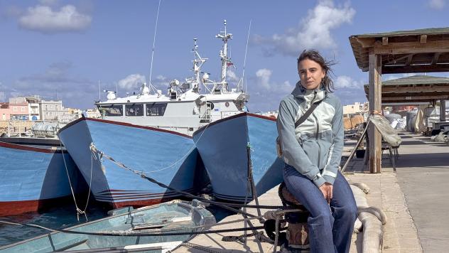 An dem Landungssteg auf Lampedusa begrüßt die 24-jährige Studentin Arianna aus Bologna die Flüchtlinge.