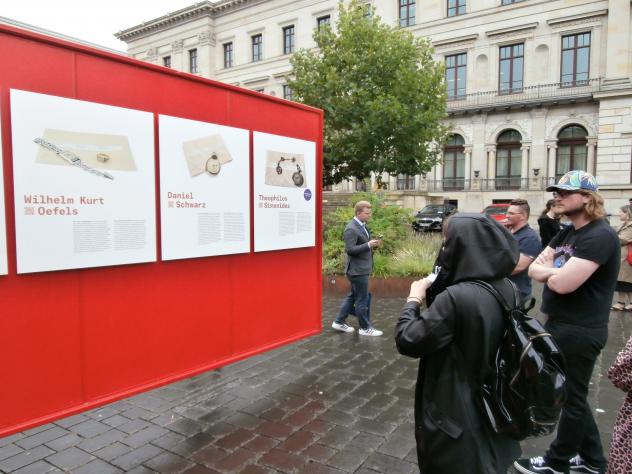 Die Wanderausstellung zeigt hinterlassene Gegenstände ehemaliger Häftlinge.