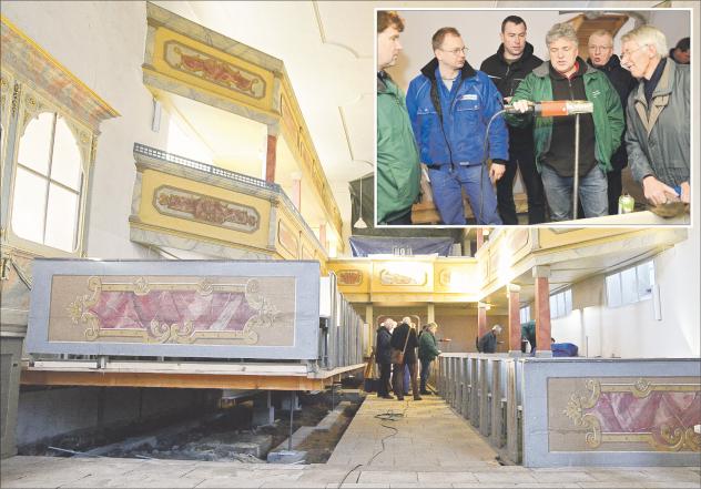 Probe für den Ernstfall: Die Kirchenbänke in der Kirche Riesa-Gröba sind angehoben. So bleiben sie bei Hochwasser trocken. Kleines Foto: Friedhofsverwalter Andreas Wolf (4. v. l.), führt die Hubvorrichtung vor. Fotos: Steffen Giersch Kirchenbänke, anheben, Kirche, Hochwasserschutz