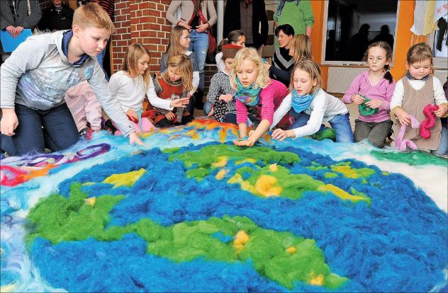 Kinder beim Projekt »Weltenzelt« im Nikolausverein Rochlitz