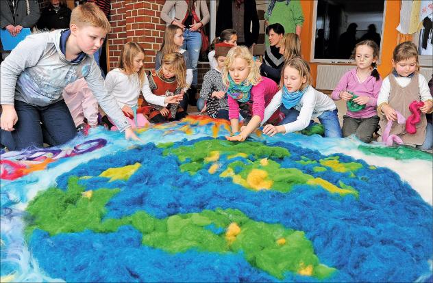 Kinder beim Projekt »Weltenzelt« im Nikolausverein Rochlitz Kinder beim Projekt »Weltenzelt« im Nikolausverein Rochlitz