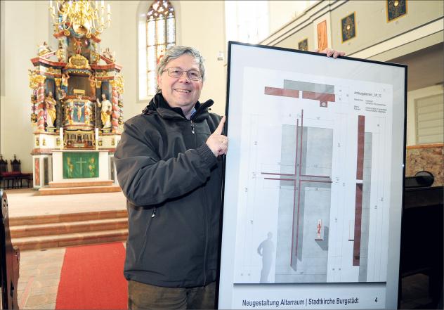 Pfarrer Dietmar Saft zeigt den Entwurf für den neuen Altarraum in der Stadtkirche Burgstädt.