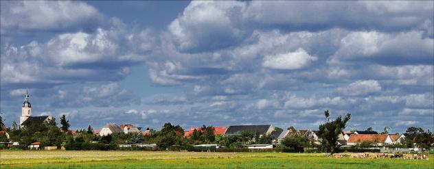 Der Kirchturm gehört zur Idylle auf dem Land in Sachsen. Doch vielerorts steht das Pfarrhaus leer und die Gemeinde muss ehrenamtlich das kirchliche Leben im Dorf gestalten.
