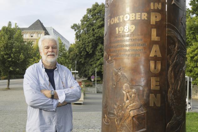 Peter Luban vor dem von ihm entworfenen Wende-Denkmal ©Ellen Liebner