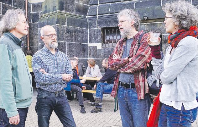 Frühere Mitarbeiter treffen sich vor der Lutherkirche.