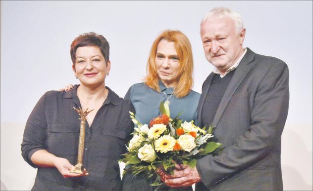 Preis für kritischen Journalismus: lkay Yücel (l.), Schwester des in der Türkei inhaftierten Deniz Yücel, und die türkische Journalistin Asli Erdogan erhielten den diesjährigen Leipziger Medienpreis. Werner Schulz hielt die Laudatio. Foto: Armin Kühne Preis für kritischen Journalismus: lkay Yücel (l.), Schwester des in der Türkei inhaftierten Deniz Yücel, und die türkische Journalistin Asli Erdogan erhielten den diesjährigen Leipziger Medienpreis. Werner Schulz hielt die Laudatio. Foto: Armin Kühne