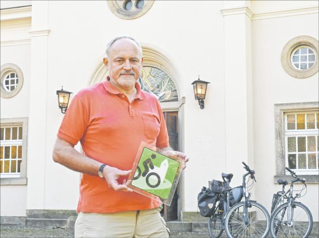 Kirchvorsteher Johannes Schröder zeigt die neue Plakette Radwegekirche für die Stephanuskirche Dresden-Zschachwitz. Foto: Steffen Giersch