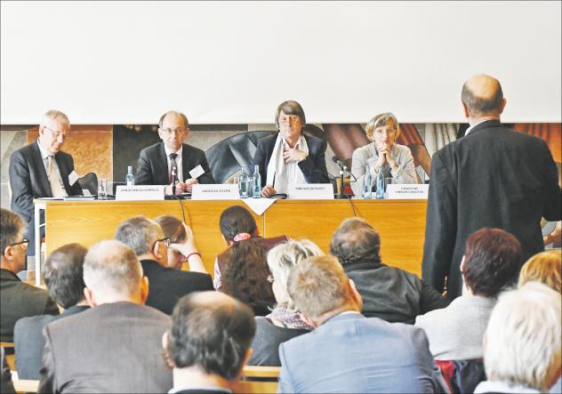 Diakonische Konferenz (v. l.): Diakonie-Direktor Christian Schönfeld, Vorsitzender des Diakonischen Rates Andreas Stark, kaufmännischer Diakonie-Vorstand Friedhelm Fürst, stellvertretende Ratsvorsitzende Christine Unruh-Lungfiel. 