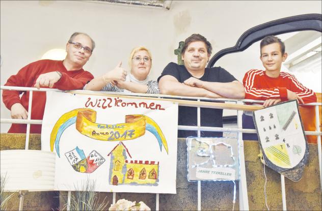 Geschmückt für den 30. Geburtstag (v. l.): Bernd, Diana, Heiko und Jakob haben im »Teekeller Quelle« in der Leipziger Michaeliskirche am Nordplatz die Empore gestaltet. Die von Bernd Hoffmann installierte »30« leuchtet. Foto: Armin Kühne 