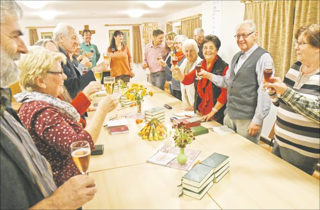 50 Jahre Bibelseminar Naundorf bei Freiberg: Das Jubiläum wird mit Sekt gefeieiert. Deshalb traf sich der Hauskreis im November ausnahmsweise einmal im Substitutenhaus. Foto: Steffen Giersch