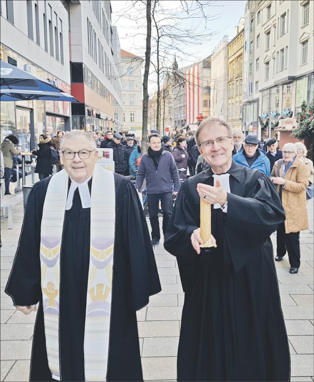 Der erste Universitätsprediger Peter Zimmerling (r.) führt gemeinsam mit Reinhard Turre die Leipziger Universitätsgemeinde aus dem fast 50-jährigen Exil in die neugebaute Universitätskirche. Foto: Uwe Naumann