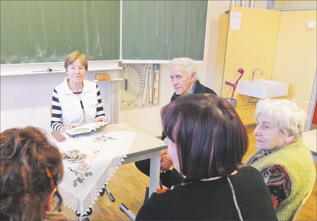 Die Katholikin Ingeborg Kirschner berichtet in der »Lebendigen Bibliothek« im Humboldt-Gymnasium Radeberg vier Zuhörern von ihrem Nahtod-Erlebnis. Foto: Tomas Gärtner 