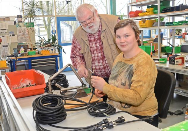 In der Werkstatt für behinderte Menschen in Rebesgrün kennt jeder Heinz Wüst und sein Rat ist nach wie vor gefragt, auch wenn er nun im Ruhestand ist. Foto: Silke Keller-Thoß