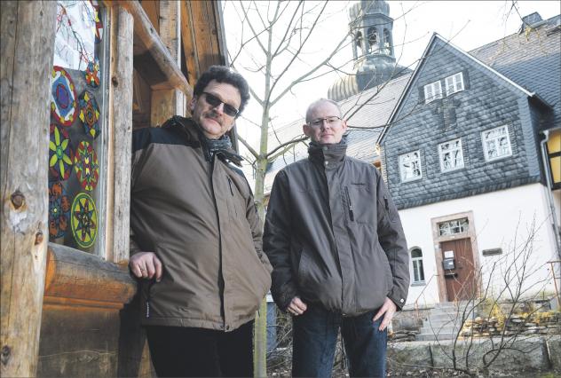 Die Kirchvorsteher der Chemnitzer Kirchgemeinden Glösa und Ebersdorf, Heiner Kahabka (l.) und Daniel Köthe, sind verärgert. Das Landeskirchenamt will ihre Pfarrstelle nicht wieder besetzen, trotz Synodenbeschluss. Foto: Andreas Seidel