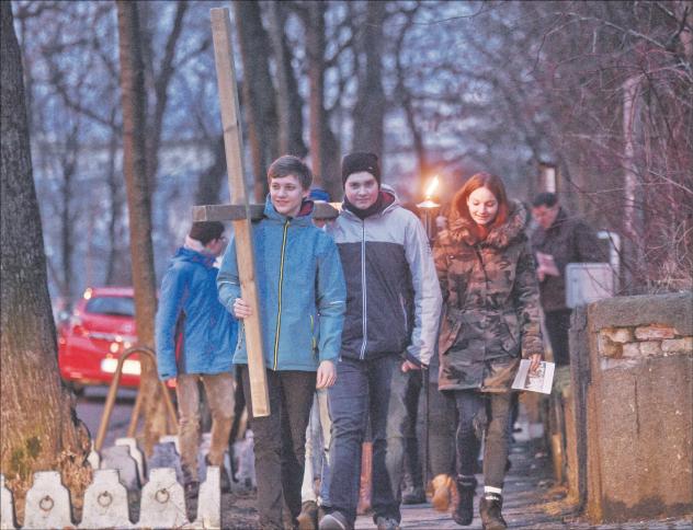 Kreuzweg durch Chemnitz: Antonius (vorn) und Benedikt tragen das Kreuz vom Umweltzentrum zur Kreuzkirche in Chemnitz auf dem Ökumenischen Kreuzweg der Jugend. Foto: Andreas Seidel 