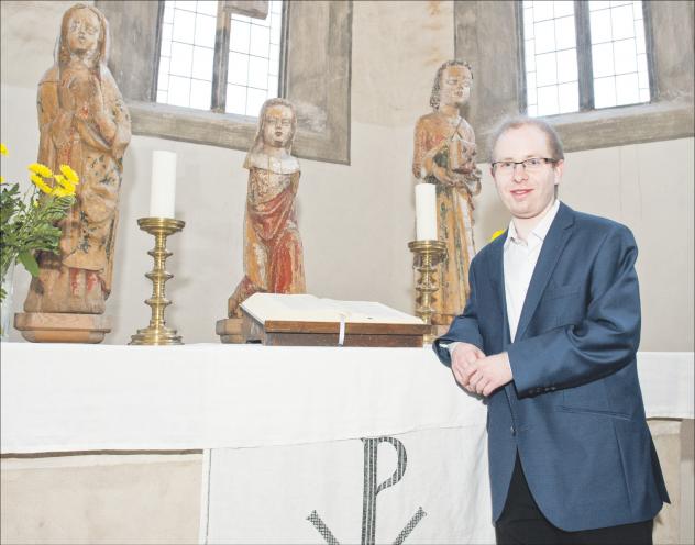 Ankunft im Pfarramt mit Hindernissen: Cornelius Pohle durfte in der sächsischen Landeskirche nicht Pfarrer werden, dafür aber in der mitteldeutschen Landeskirche. Nun steht er am Altar im nordsächsischen Dommitzsch. Foto: Thomas Barth