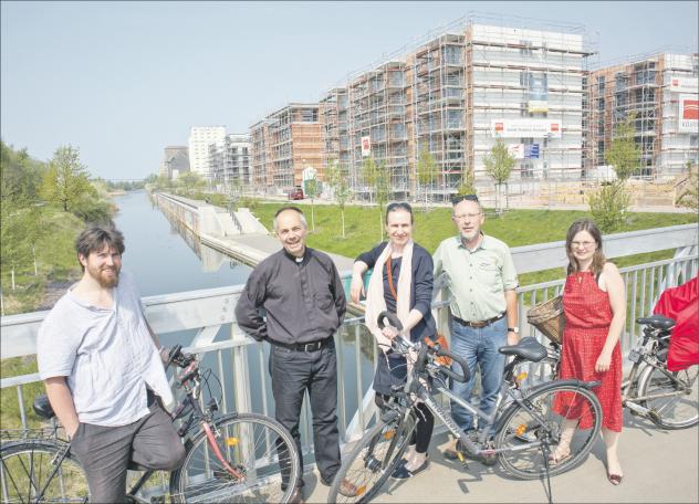 Besuch im neuen Gemeindegebiet Lindenauer Hafen (v. l.): Tom Träger mit Pfarrer Sebastian Führer und Claudia Storch aus der Nathanaelgemeinde Leipzig, Reinhard Kranz aus Leipzig-Grünau und Franziska Görmar aus Lindenau-Plagwitz. Foto: Jan Adler