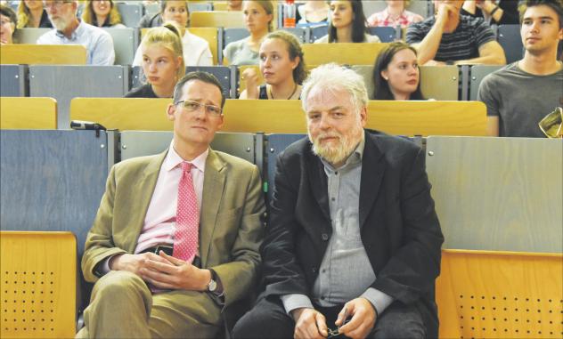 Beschäftigt sich nicht nur mit Stasi-Akten: Lutz Rathenow (r.) mit Professor Florian Steger vor wenigen Tagen im »Medizinisch Theoretischen Zentrum« Dresden, dort sprach Rathenow zum Thema »Traumatisierung durch politisierte Medizin«. Foto: Steffen Giersch