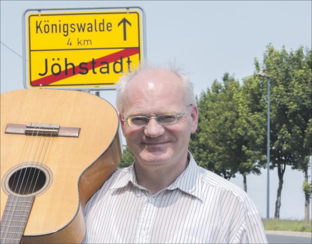 Gemeinden haben Grenzen: Andreas Rockstroh ist Kantor in Jöhstadt und dem benachbarten Königswalde. In jeder Gemeinde hat er nur eine kleine Anstellung und dadurch manche Probleme.  Foto: Jan Görner