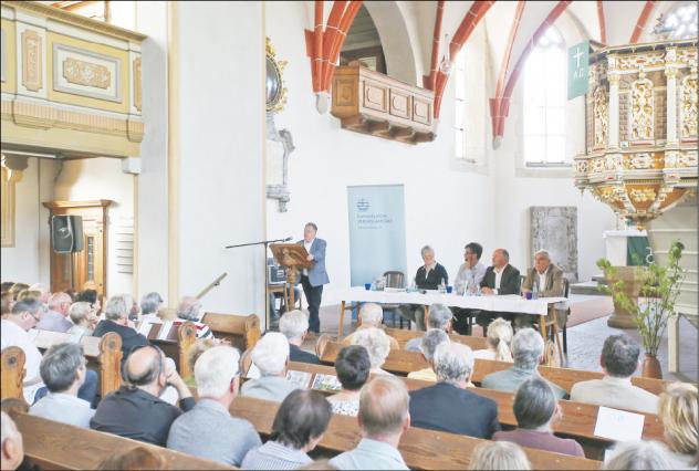 Mit List gegen die DDR-Umweltverschmutzung: Walter Christian Steinbach stellte in der Röthaer Kirche sein Buch »Eine Mark für Espenhain« vor. Foto: Jens-Paul Taubert