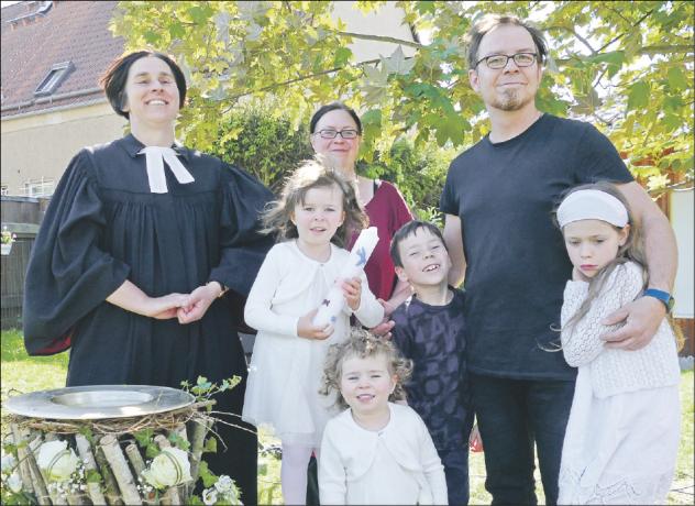 Neue Wege ging eine Familie mit ihren Täuflingen und Pfarrerin Barbara Lötzsch in der Gemeinde Machern. Sie feierten ihr Tauffest im Kindergarten der Diakonie. Foto: Diakonie Leipziger Land