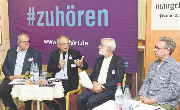 Diakonie-Präsident Ulrich Lilie (2. v.l.) im Gespräch mit Missionsdirektor Christian Kreusel von der Diakonie Leipzig (l.), Moderator Johannes Spenn (2. v. r.) und Stadtrat Tim Elschner, Bündnis90/Grüne. Foto: W. Zeyen