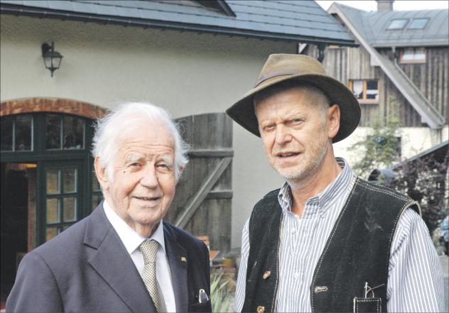 Der ehemalige sächsische Ministerpräsident Kurt Biedenkopf (l.) war auf Einladung des christlichen Unternehmers Jürgen Huss in Neudorf zu einer Gesprächsrunde. Foto: Christine Bergmann