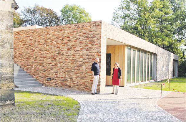 Die beiden Pfarrer Christof Heinze und Anja Funke vor dem neuen Gemeindehaus neben der Lutherkirche in Radebeul. Foto: Lindackers