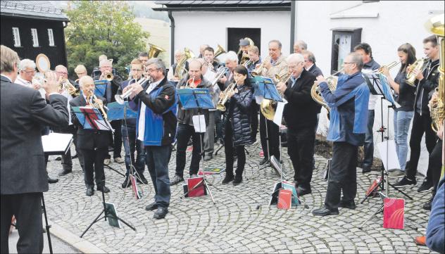 Zum Abschluss des Posaunenfestes in Deutschneudorf spielten die etwa 50 Bläser vor der Kirche unter freiem Himmel. Foto: Dirk Trautmann