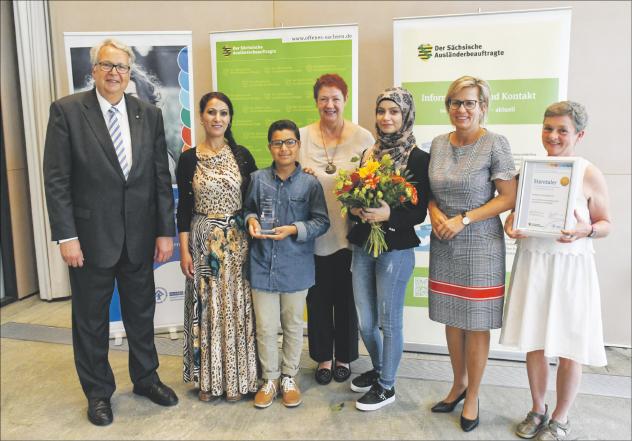 Von Geert Mackenroth (l.), Christina Koch vom Kinderschutzbund (M.) und Barbara Klepsch (2. v. r.) ausgezeichnet (v. l.): Somia Mohamed mit Sohn Taha Hani Atta Kassem, Sondos Al Abdo, Heike Riedel von der Diakonie in Glauchau. Foto: Giersch