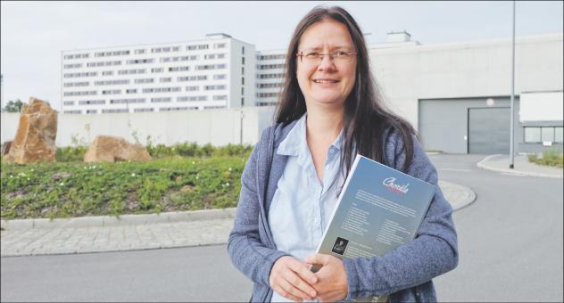 Kantorin Christiane Sander aus Mittweida vor der JVA Chemnitz. Foto: Cristina Zehrfeld