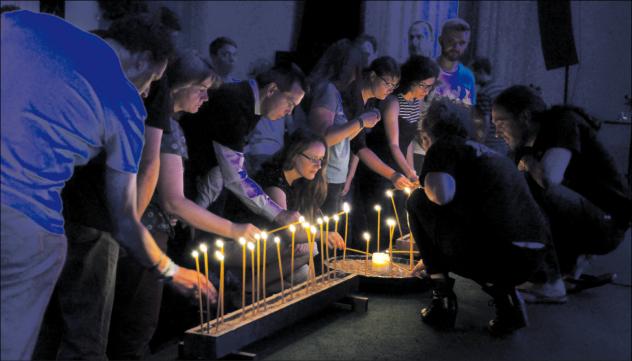 Beim Symposium zu Jugendkirchen in Deutschland gab es in der Leipziger Jugendkirche PAX einen Gottesdienst »Blaue Stunde«. Foto: Maik Kohlsdorf Beim Symposium zu Jugendkirchen in Deutschland gab es in der Leipziger Jugendkirche PAX einen Gottesdienst »Blaue Stunde«. Foto: Maik Kohlsdorf
