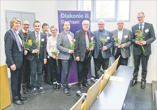 Zwischen den Diakonie-Vorständen Friedhelm Fürst (l.) und Dietrich Bauer (r.) stehen acht der zehn neugewählten Mitglieder des Diakonischen Rates der Diakonie Sachsen. Foto: Tomas Gärtner